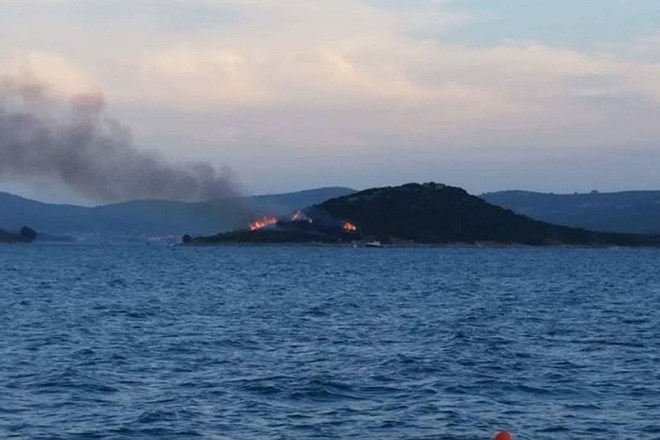 Kakšnih sto hrvaških navijačev je z baklami skoraj požgalo poznani otok.