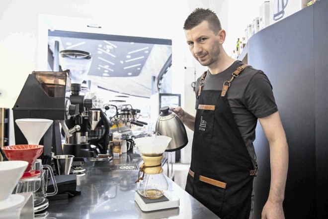 Peter Ševič, kavni mojster kavarne Stow, kjer imajo ta hip najbolj gurmansko kavo v mestu.