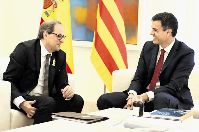 Sodeč po nasmejanih obrazih je bilo srečanje španskega premierja Sancheza (desno) s katalonskim predsednikom Torro  vsaj na...