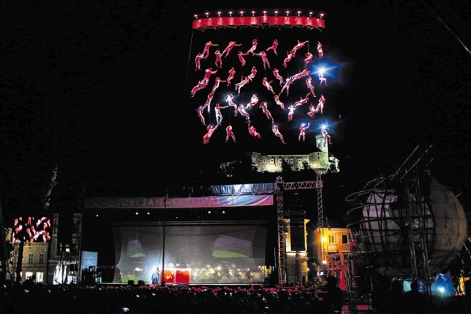 Izvedbe Festivala Ljubljana, ki se je letos začel s  svetovno premiero predstave Sfera Mundi v izvedbi katalonske gledališke...