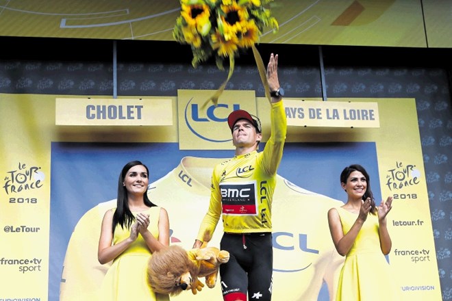 Po zmagi njegove ekipe BMC v ekipnem kronometru je rumeno majico vodilnega oblekel Greg Van Avermaet.