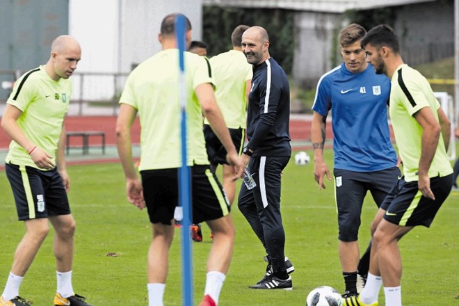 Novi trener Olimpije Ilija Stolica (v sredini) bo proti Qarabagu doživel vrhunec na svoji kratki trenerski poti.