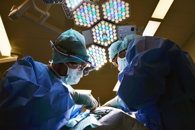 V slovenjgraški bolnišnici kot prvi v Sloveniji vstavili umetni analni sfinkter