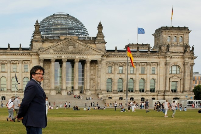 Bivši katalonski voditelj Carles Puigdemont med sprehodom pred palačo bundestaga v Berlinu. Nemčija ga bo očitno izročila...