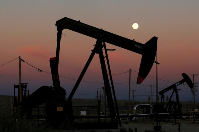 Svetovna ponudba nafte se vse bolj približuje zgornji meji