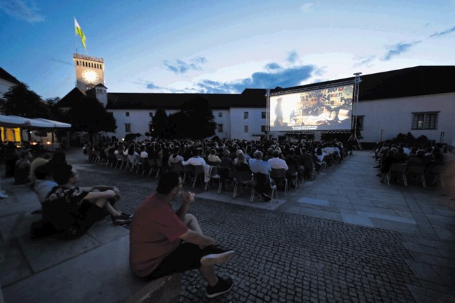 Največji ljubljanski letni kino je tri tedne Kino pod zvezdami na Ljubljanskem gradu.