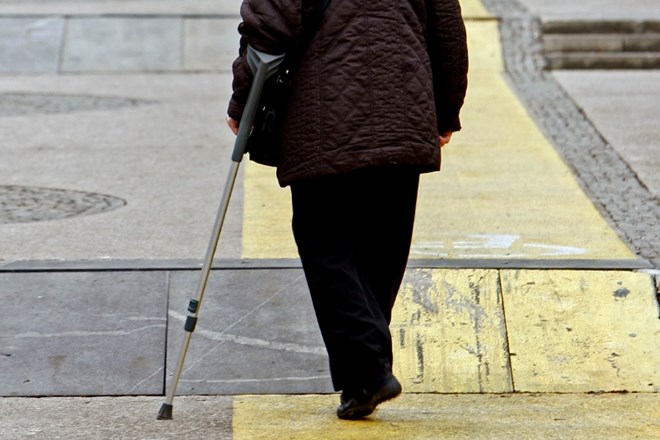 103-letna Nemka s palico pregnala tatove iz stanovanja