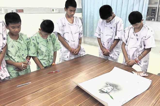 Tajski dečki so napisali sporočila in se poklonili v spomin Samanu Kunanu, ki je umrl, ko jih je šel reševat.