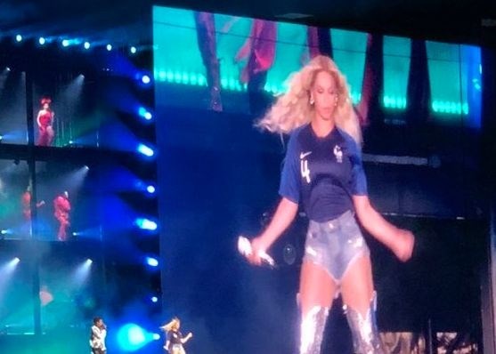 Jay-Z in Beyonce na koncertu v dresih francoske reprezentance