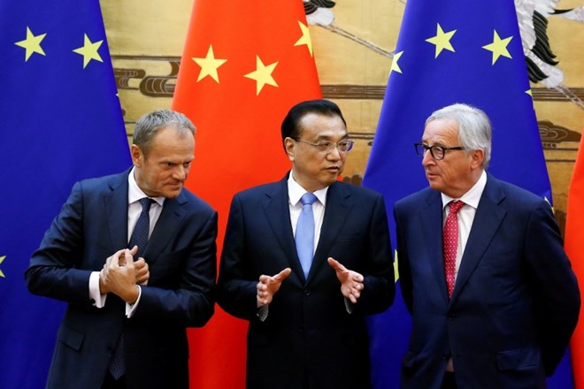 Predsednik Evropskega sveta Donald Tusk, kitajski premier Li Keqiang in predsednik Evropske komisije Jean-Claude Juncker.