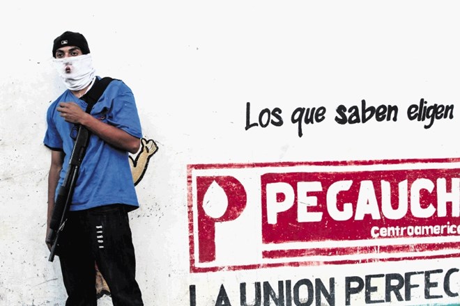 Mestne ulice so po hudih spopadih z nasprotniki predsednika Ortege zasedli pripadniki paramilic, ki podpirajo Ortego.