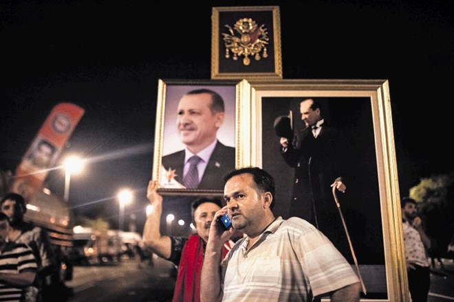 Dve leti po poskusu državnega udara je Erdogan povsem obglavil in utišal opozicijo in prevzel vse vajeti vodenja države.