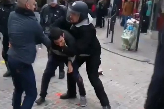 V Franciji preiskava proti Macronovemu svetovalcu zaradi pretepanja protestnika