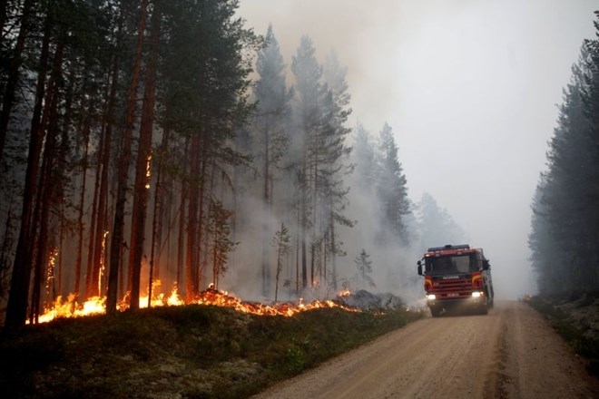 Na Švedskem še vedno divjajo številni gozdni požari, razmere pa bi se lahko konec tedna še zaostrile.