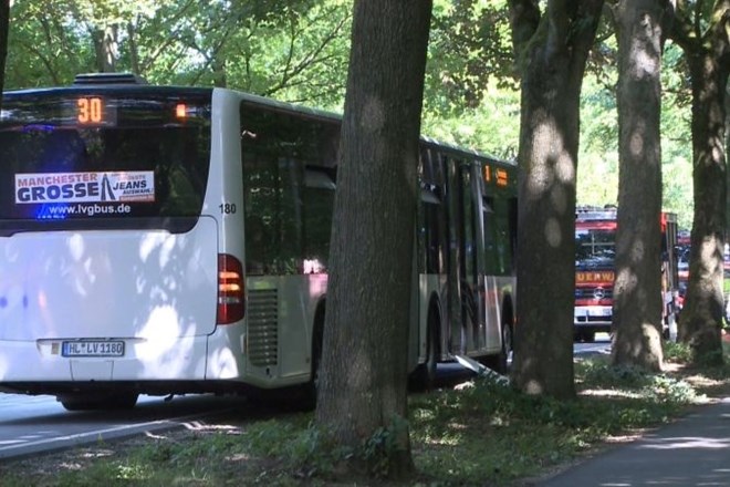 Avtobus na poti v Travemünde, na katerem je napadalec s kuhinjskim nožem ranil 14 oseb.