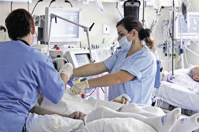Na oddelkih, kjer zdravijo najhuje bolne ljudi in kjer je delo še posebej naporno, se medicinske sestre nerade zaposlujejo....