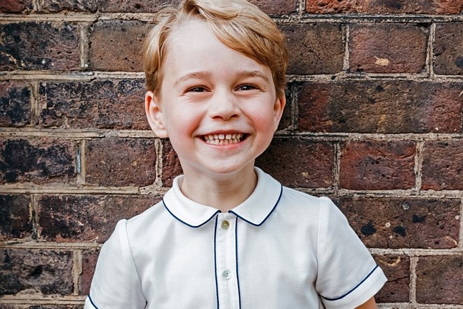 Uradna fotografija princa Georgea ob njegovem petem rojstnem dnevu.