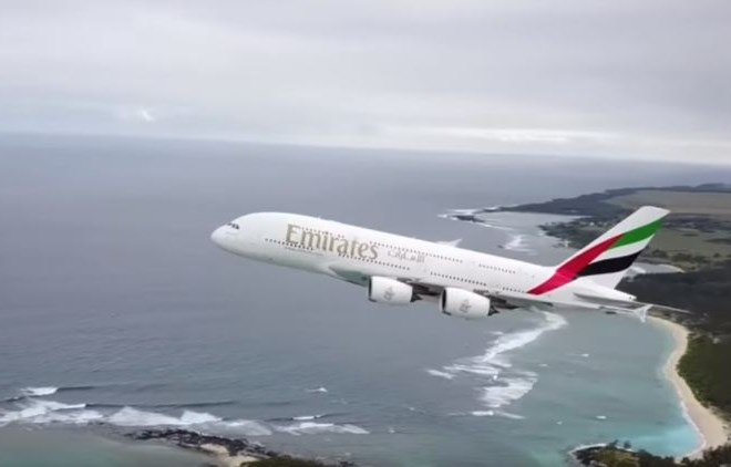 #video Z brezpilotnim letalnikom se je nevarno približal airbusu A380