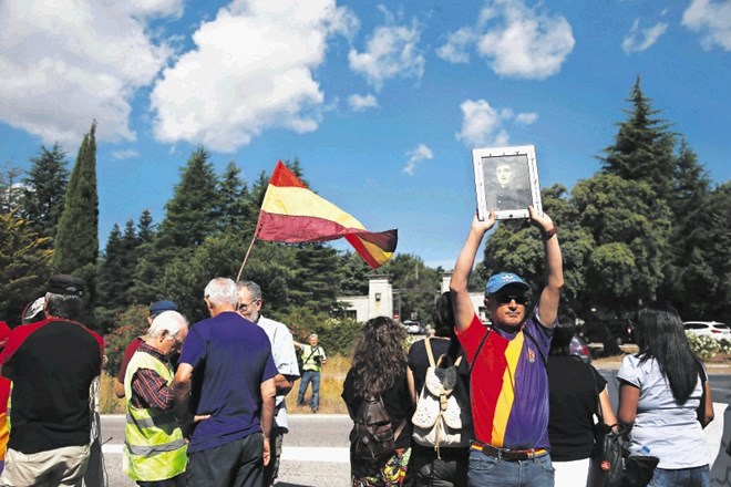 Desničarji s protesti v Dolini padlih zahtevajo, naj se ne dotikajo  Francovih posmrtnih ostankov.