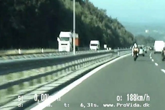 Motorist po avtocesti z več kot 220 km/h – plačati bo moral najmanj 3.000 evrov kazni