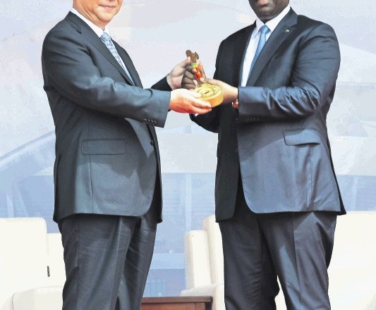 Predsednik Kitajske Xi Jinping z  gostiteljem, predsednikom Senegala Mackyjem Sallom
