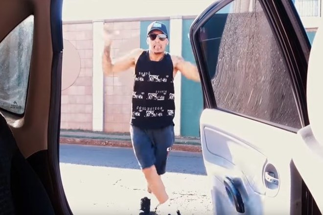 #video Nov plesni izziv: Skok iz avtomobila in poplesovanje medtem ko se vozilo premika 