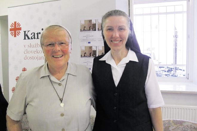 Sestri Bogdana Kavčič (levo) in Slavka Cekuta vsaka po svojih močeh pomagata ljudem, ki potrebujejo pomoč. Prva v Afriki,...