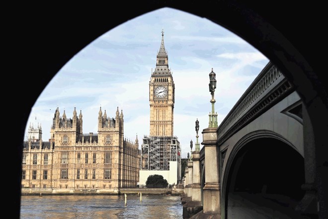 Britanski parlament za svojimi zidovi skriva  mnoge privilegije parlamentarcev, ki jih  plačujejo od njih  veliko bolj revni...