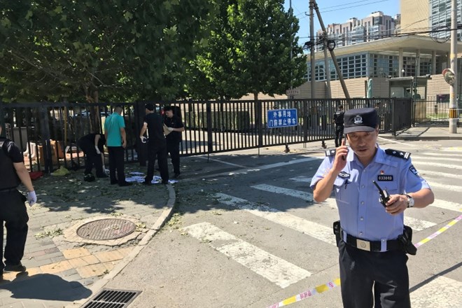 Pekinška policija je zaprla širše območje okoli veleposlaništva.