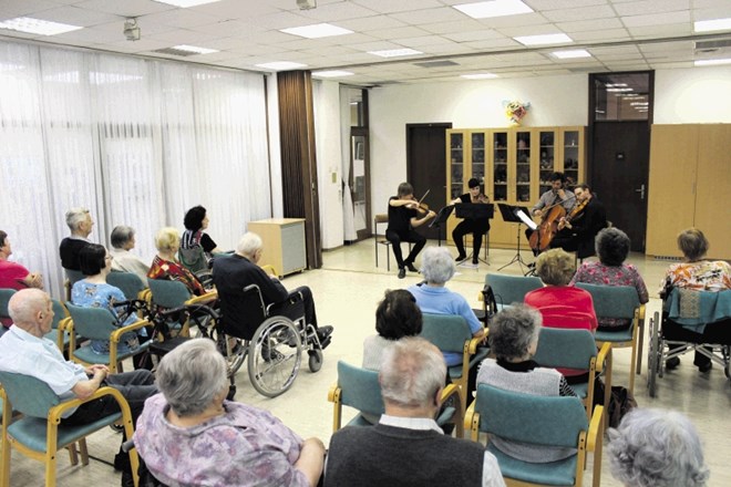 Člani godalnega kvarteta Dissonance  so s klasično glasbo razveselili stanovalce v domu starejših občanov na Koleziji.