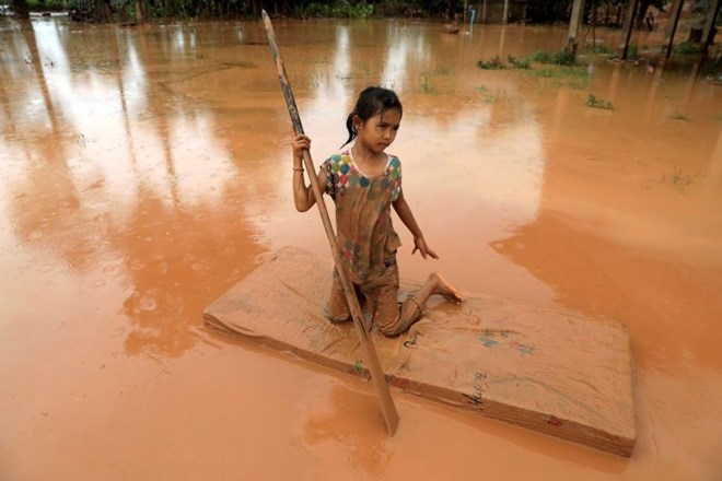 V Laosu deževje še naprej otežuje iskanje pogrešanih