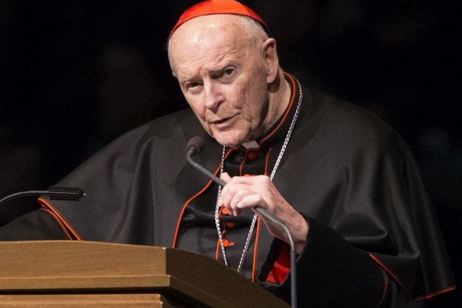 Papež po očitkih o zlorabah sprejel odstop ameriškega kardinala