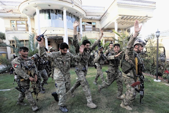 Afganistanski vojaki v Jalalabadu so v petek slavili eno redkih zmag v spopadih s talibani.
