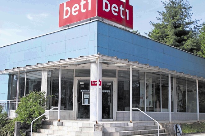 Med objekti, ki so naprodaj v industrijski coni Beti, je tudi nekdanja industrijska prodajalna.