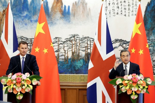#video Britanski zunanji minister  svojo kitajsko soprogo spremenil v Japonko 