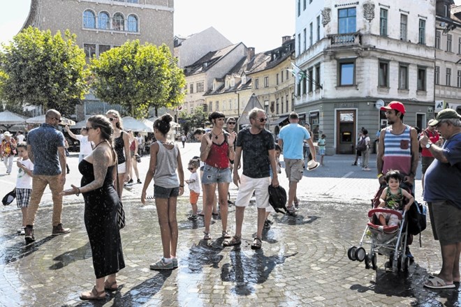 Za trenutno ohladitev pride prav tudi deževno območje sredi Ljubljane ter fontane in pitniki po mestnih parkih.