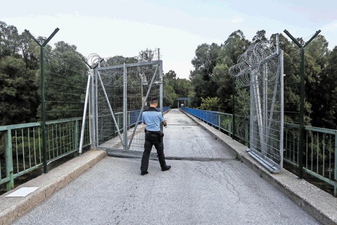 Bo Slovenija povsem zaprla vrata za prehod meje s Hrvaško? Na fotografiji je prizor z mejnega prehoda Žuniči v Beli krajini.