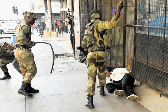 Zimbabvejski vojaki so protestnike preganjali tudi z bičanjem in bili nepopustljivi do tistih, ki so padli po tleh.