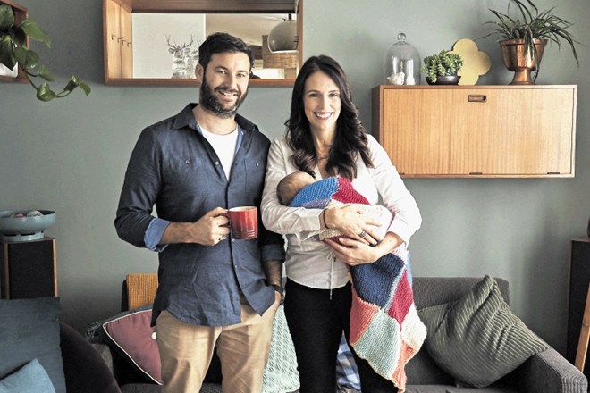 Novozelandska premierka  Jacinda Ardern se je šest tednov po porodu že vrnila na delo. Doma bo za hčer skrbel oče Clarke...