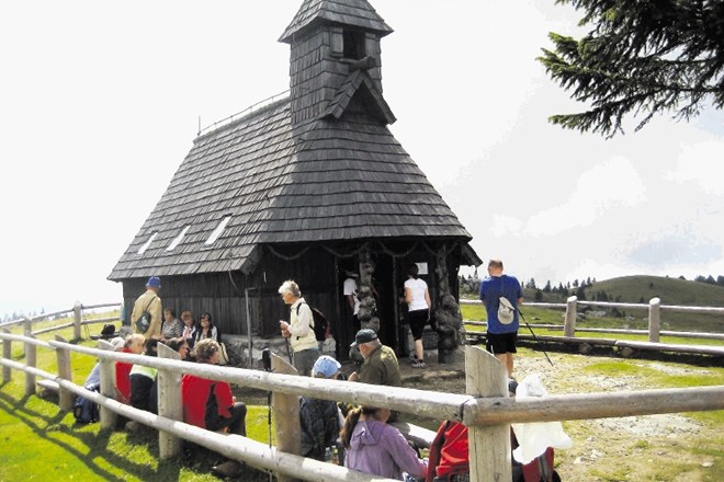 Pastirji, bajtarji in ljubitelji planine so kapelico Marije Snežne postavili pred tremi desetletji na mesto nekdanje požgane...