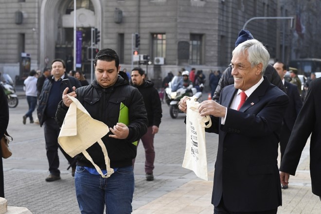 Čilski predsednik Sebastian Pinera po tem, ko so v državi prepovedali uporabo plastičnih vrečk za živila.