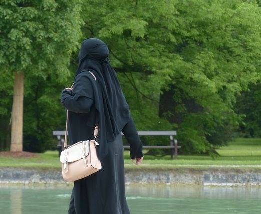 Na Danskem oglobili prvo žensko zaradi nikaba
