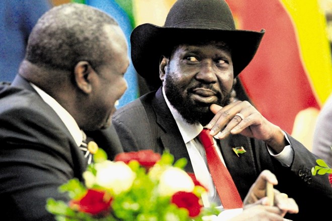 S klobukom ozaljšani predsednik Južnega Sudana Salva Kiir v pogovoru z vodjo upornikov Riekom Macharjem po podpisu sporazuma,...