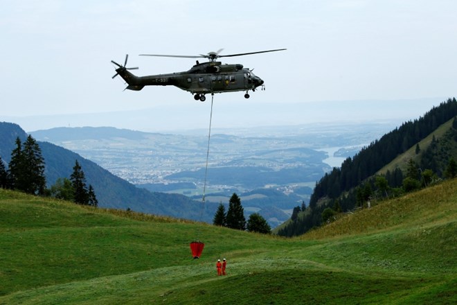 V hribovjih Švice je tako vroče, da so oblasti s helikopterjem organizirale dovod vode kravam, ki se pasejo v planinah, in...