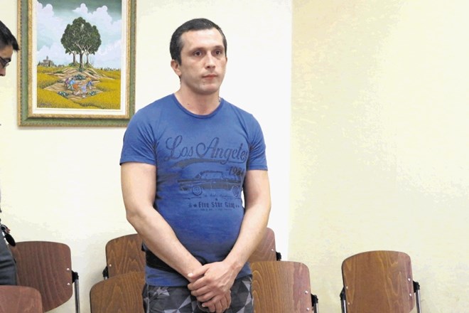 Mati 35-letnega Viktorja Kosa (na fotografiji), ki mu bodo v Novem mestu sodili zaradi nasilja v družini in preprečitve...