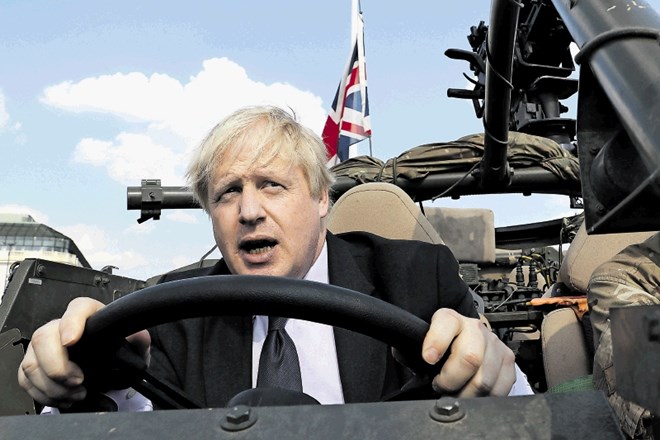 Nekdanji zunanji minister Boris Johnson (na fotografiji še med obiskom groba neznanega vojaka v Varšavi) je po odstopu začel...
