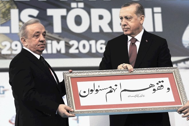 Turškemu predsedniku Erdoganu (desno) je Mehmet Cengiz leta 2016 podaril kaligrafsko umetnino kot darilo ob odprtju nove...