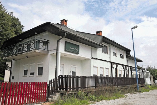 Pred skoraj desetletjem je Gašper Fabijan odkupil zemljišče v  Zbiljah od NLB Leasinga za 420.000 evrov, ga nato prodal Hypo...