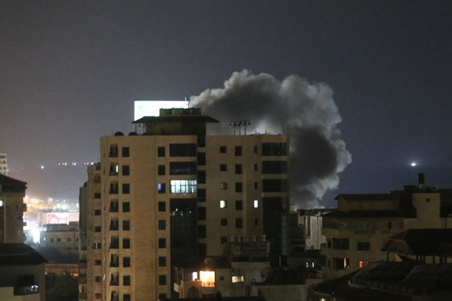 V Gazi novi spopadi med Izraelci in Palestinci zahtevali žrtve 