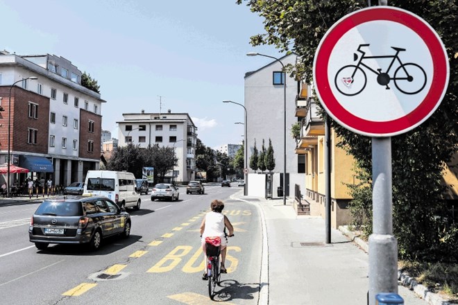 Kolesarje za križiščem z Verovškovo ulico preseneti postavljen prometni znak, ki jim prepoveduje vožnjo. Do Celovške ceste...